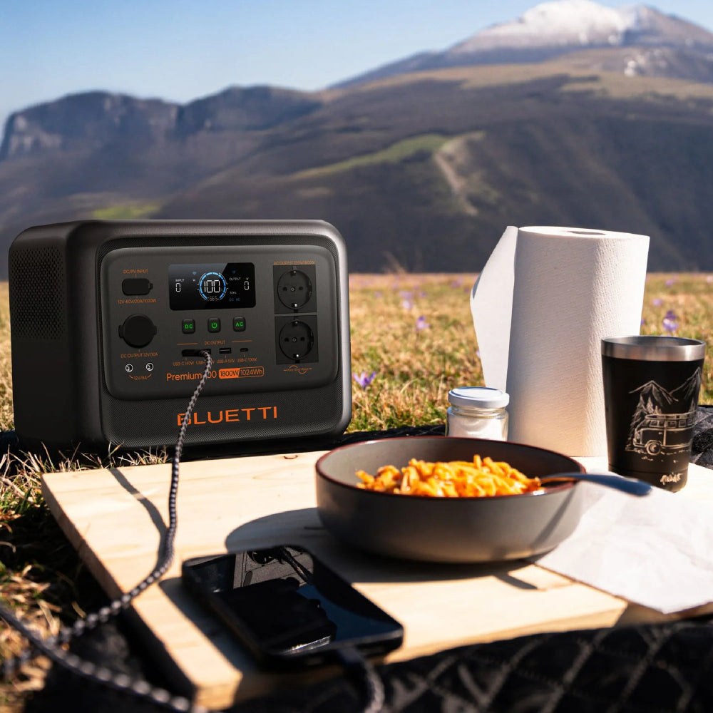 Bluetti Premium 100 V2 is ideaal als back-up of voor op reis met zijn gewicht van circa 12 kilo en 2000 W vermogen.