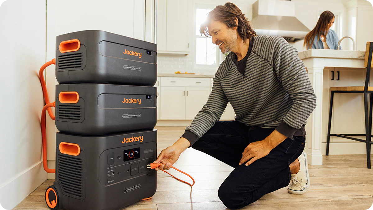 Jackery Explorer 2000 Plus gekoppeld aan twee extra batterijen voor stroomvoorziening als thuisbatterij
