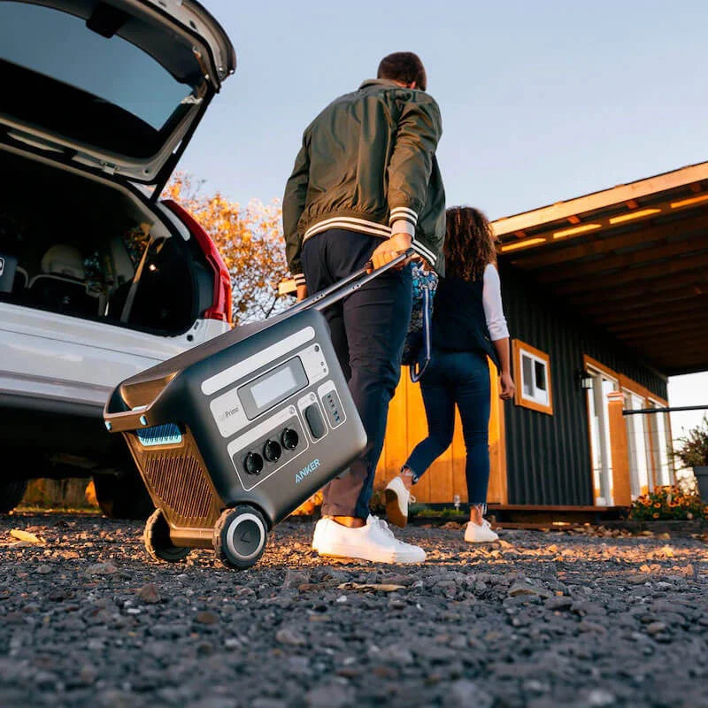 Anker 767 Powerhouse powerstation verrijdbaar vanuit de kofferbak van een auto