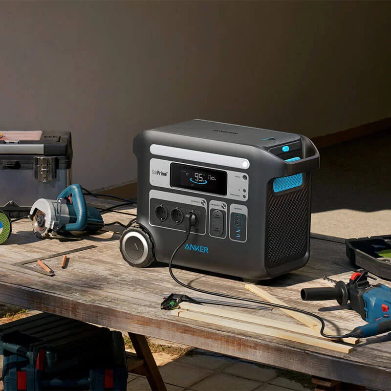 Anker 767 Powerhouse powerstation in een werkplaats met een boormachine aangesloten