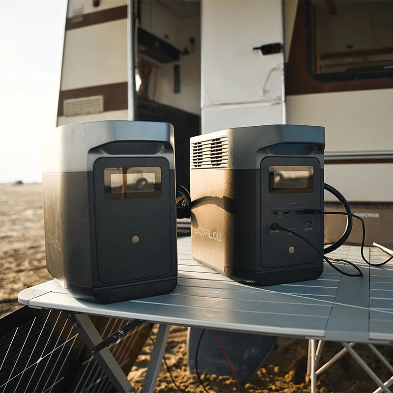 EcoFlow Delta 2 gekoppeld aan extra Delta 2 accu gekoppeld aan een zonnepaneel