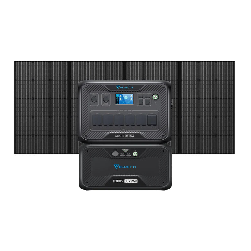 Bluetti AC500 plus B300S accu gestapeld met erachter een draagbaar zonnepaneel