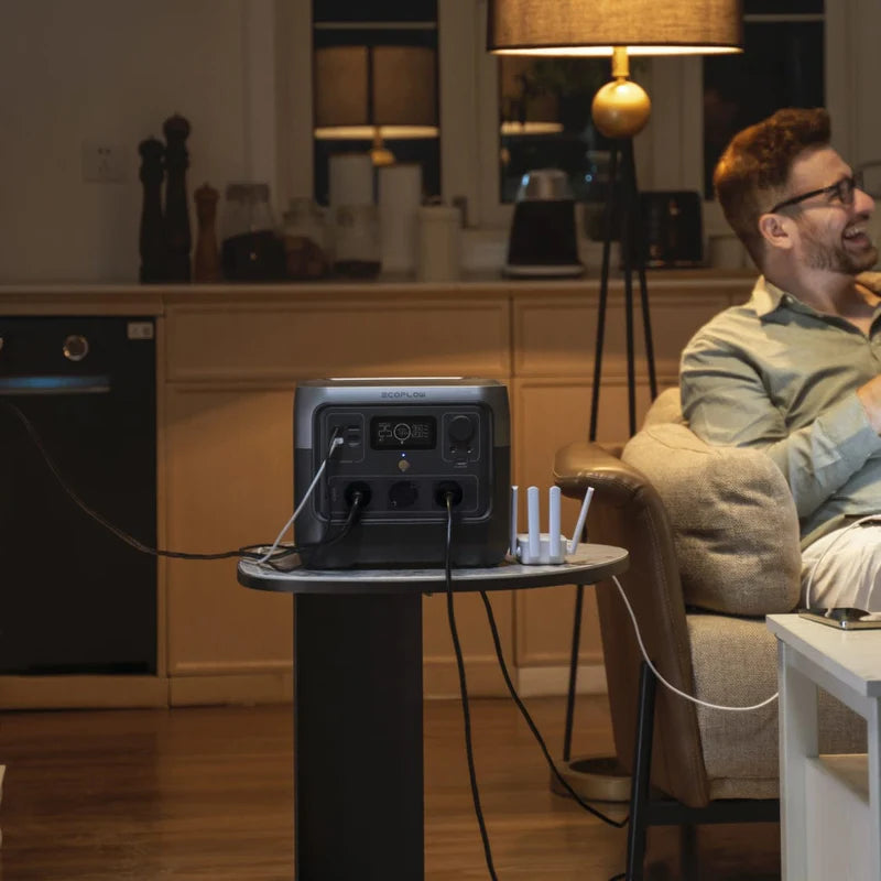 EcoFlow River 2 Pro voorziet apparatuur van stroom met daarnaast een man op de bank zittend en lachend