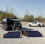 Jackery Explorer 2000 Plus gekoppeld aan extra batterijen en 6 jackery draagbare zonnepanele off grid met een camper