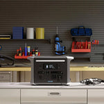 Anker 757 Powerhouse draagbaar powerstation in een werkplaats met gereedschap