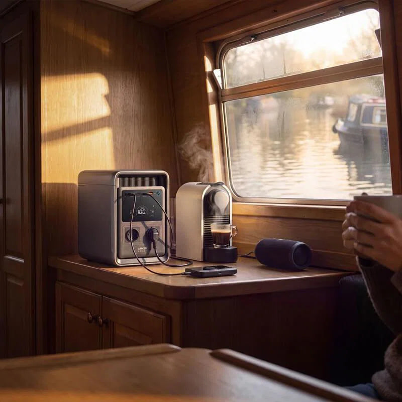 De Ankers Solix S2000 draagbaar power station is krachtig genoeg om een Nespresso koffiemachine van stroom te voorzien.