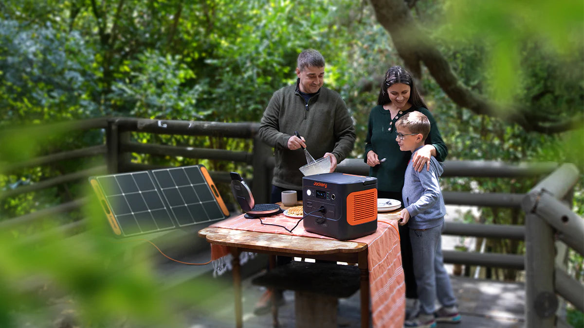 Jackery Explorer 1000 Plus gekoppeld aan een draagbaar zonnepaneel en aangesloten op een kookplaat