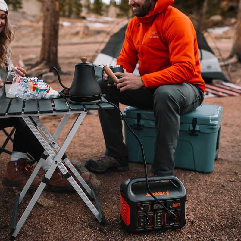 Jackery Explorer 240 voorziet een camping waterkoker van stroom