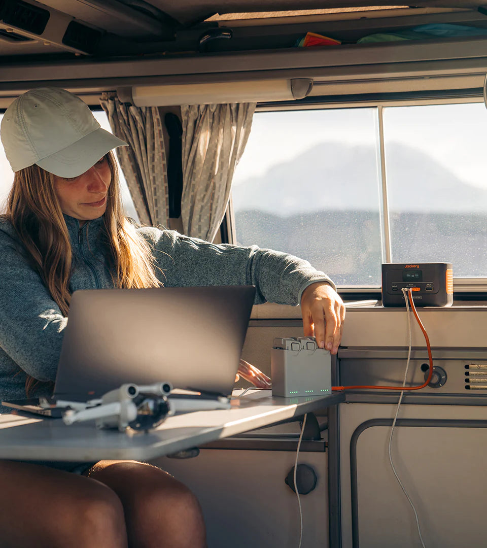 Jackery Explorer 100 Plus powerbank is een laptop en drone accu aan het opladen